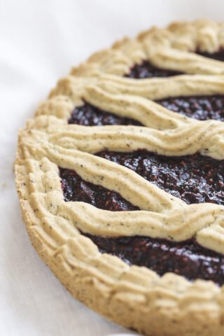 crostata di grano saraceno e marmellata di lamponi
