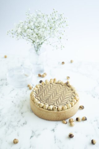 crostata moderna di nocciole e albicocche